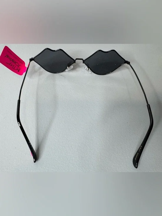 Betsey Johnson Black Kiss-Shaped lip Sunglasses blacked out retro funky unique - Picture 7 of 7